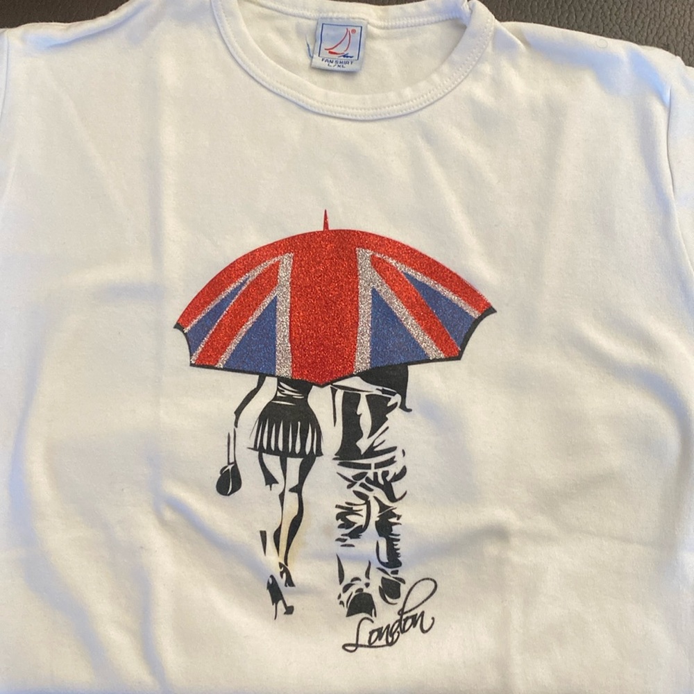 T -shirt walking in the rain in London size Medium